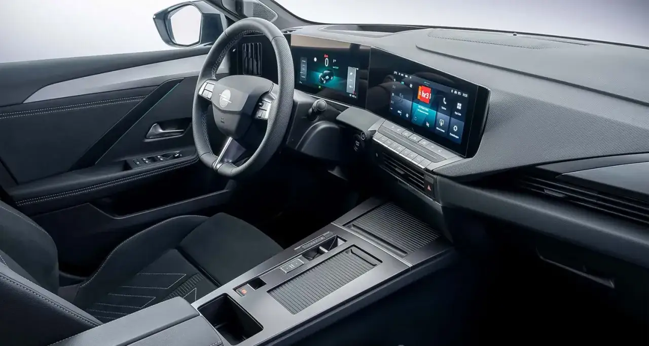 Interior moderno del nuevo Opel Astra, con pantalla digital panor&aacute;mica, volante deportivo y asientos de dise&ntilde;o.