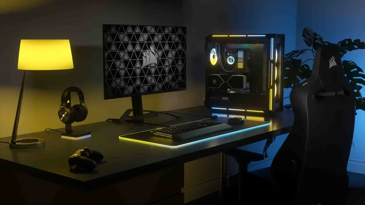 Gaming-Setup mit beleuchtetem PC, Monitor, Tastatur und Maus. RGB-Software steuert die dynamischen Lichteffekte, die den Raum in ein stimmungsvolles Ambiente tauchen.
