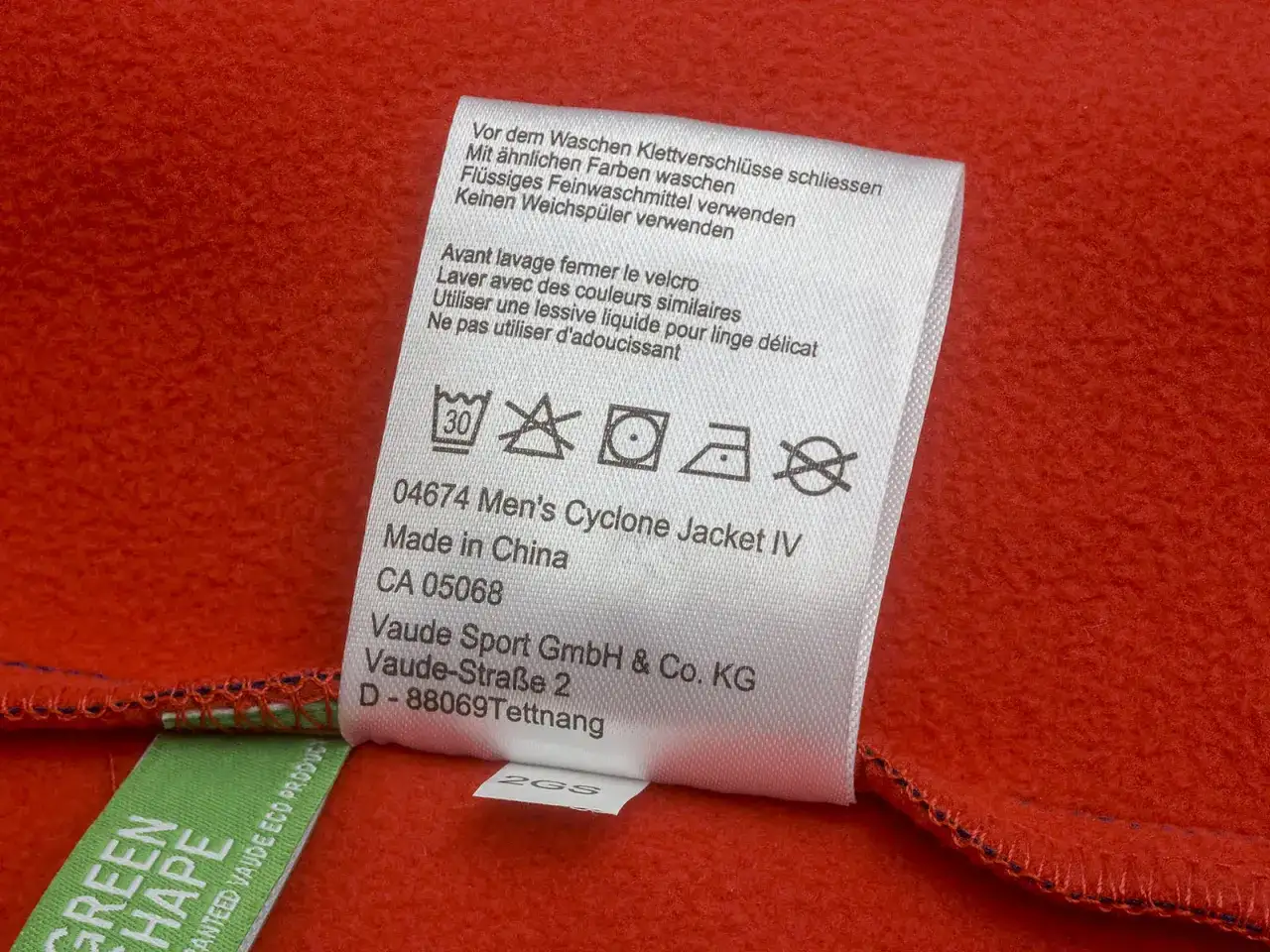 Metka z instrukcją prania: w czym prać softshell. Zalecane delikatne środki, bez płynu do płukania. Prać w 30 stopniach.