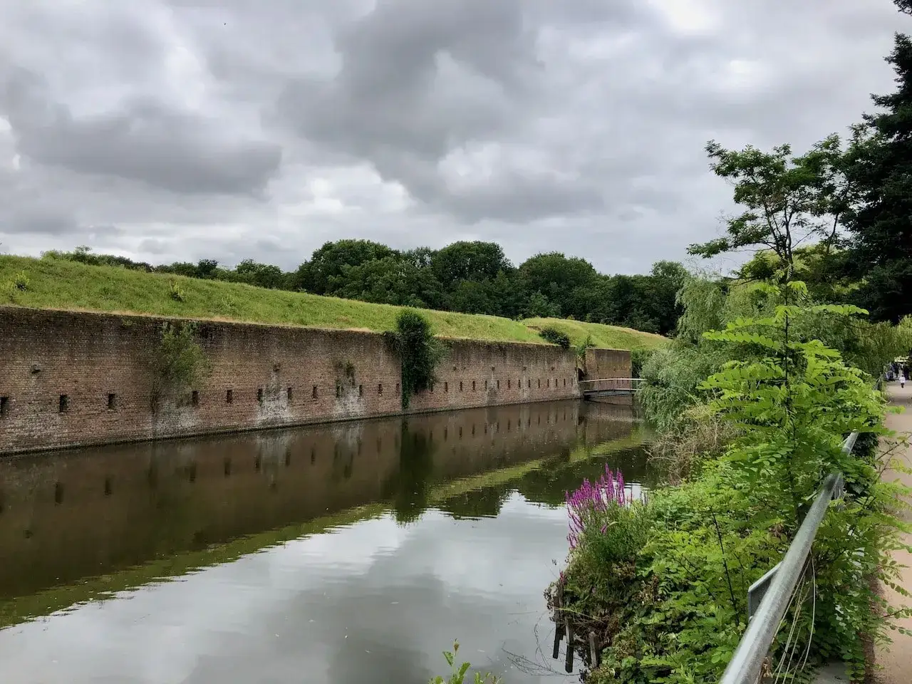 Historische Festungsmauer mit Wassergraben, ein sch&ouml;ner Ort f&uuml;r Ausflugsziele Aachen.