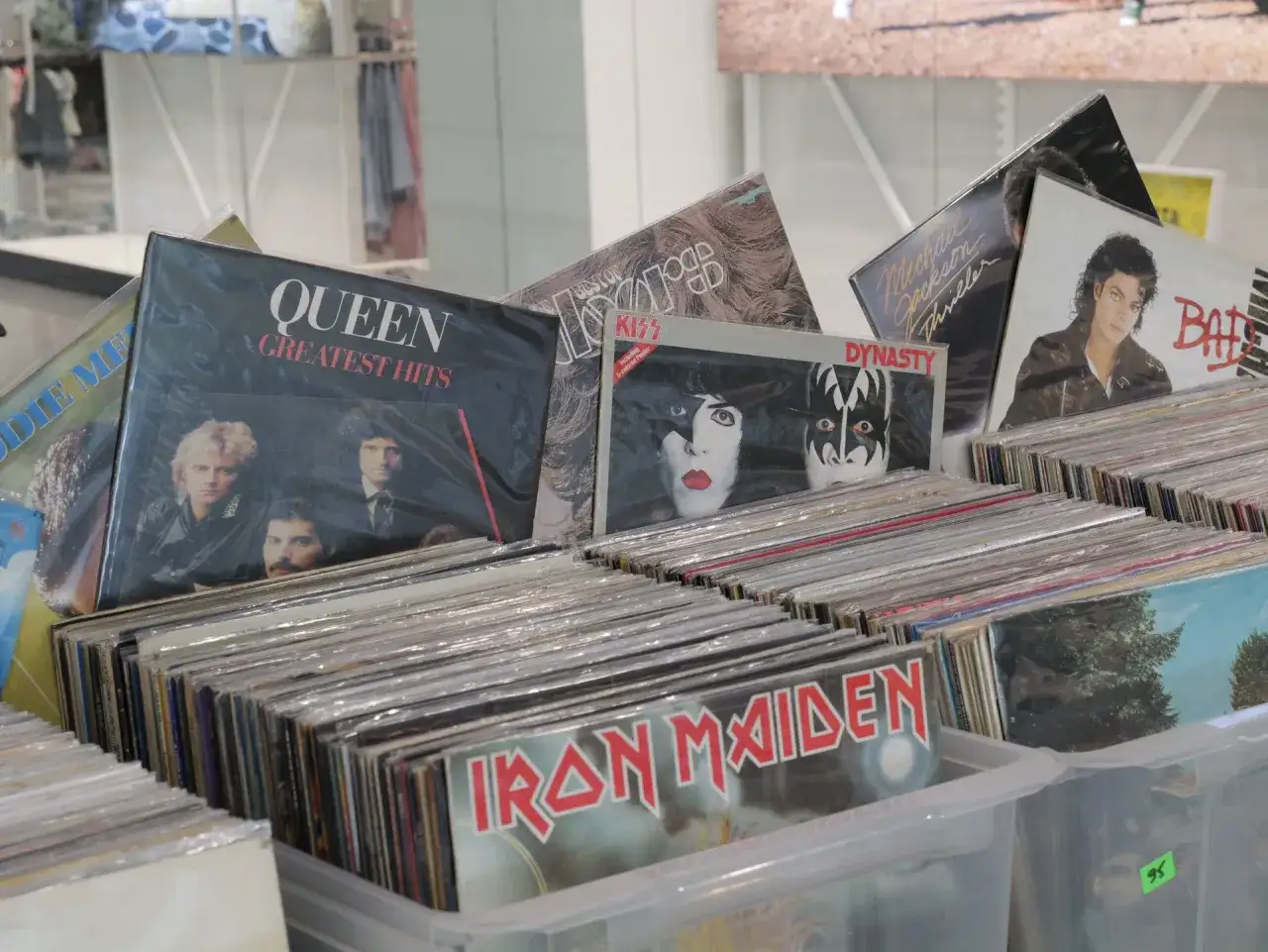 Kolekcja najdroższych płyt winylowych polskich i zagranicznych artystów: Queen, Michael Jackson, Kiss, Iron Maiden.