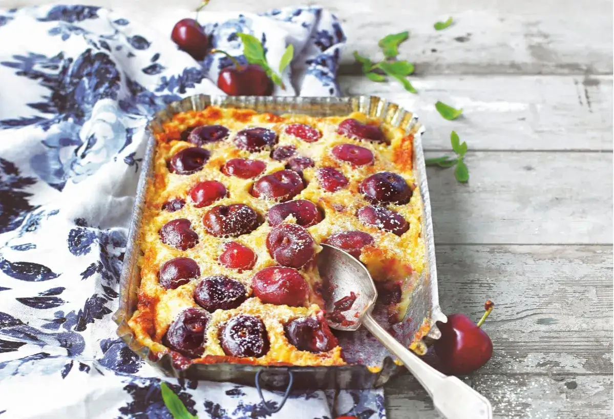 Un délicieux clafoutis aux cerises, prêt à être dégusté. Une recette clafoutis facile pour un dessert gourmand.