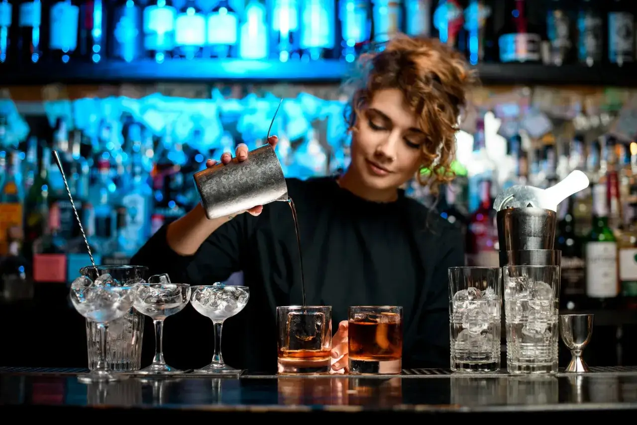 młody barman podczas szkolenia za barem