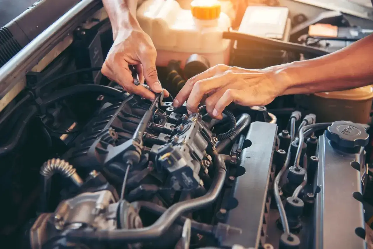 Mechanik precyzyjnie pracuje przy listwie common rail silnika diesla, dbając o każdy szczegół.