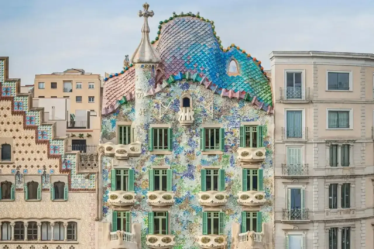 Kolorowy, mozaikowy budynek Casa Batlló w Barcelonie, pełen fantazyjnych detali. To jedno z wielu ciekawostek o barcelonie.