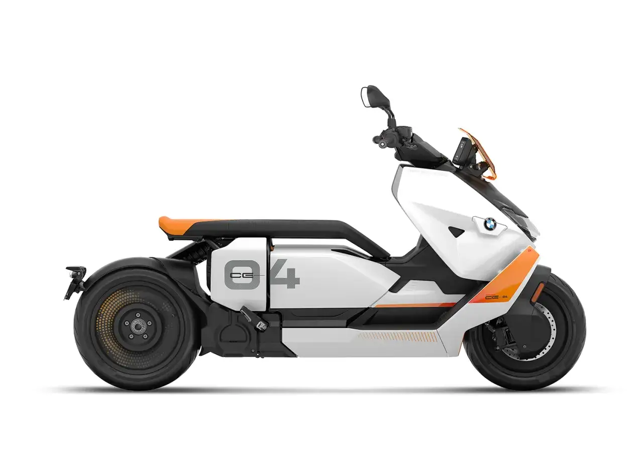 Biały skuter elektryczny BMW CE 04 z pomarańczowymi akcentami, futurystyczny design, idealny do miejskiej dżungli.