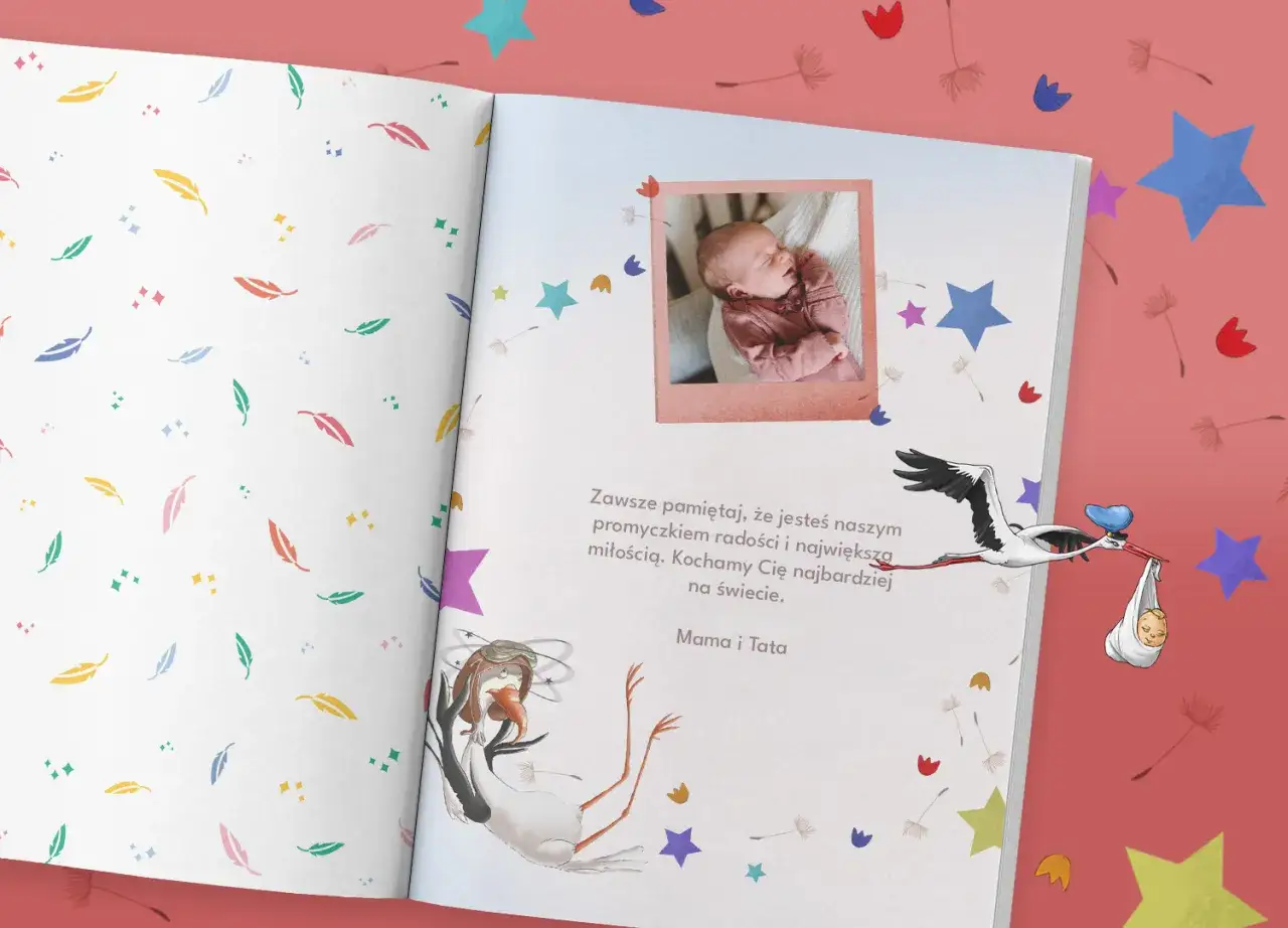 Co napisać na pierwszej stronie albumu? Zdjęcie śpiącego noworodka, bocian niosący dziecko, cytat od rodziców.
