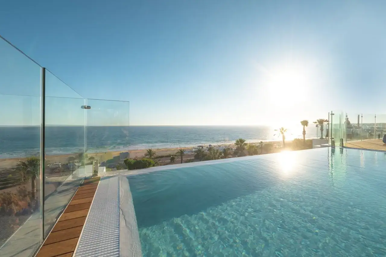 Infinity-Pool mit Blick auf den Strand von Conil. Genie&szlig;en Sie die Sonne und das Meer im daia slow beach hotel conil.