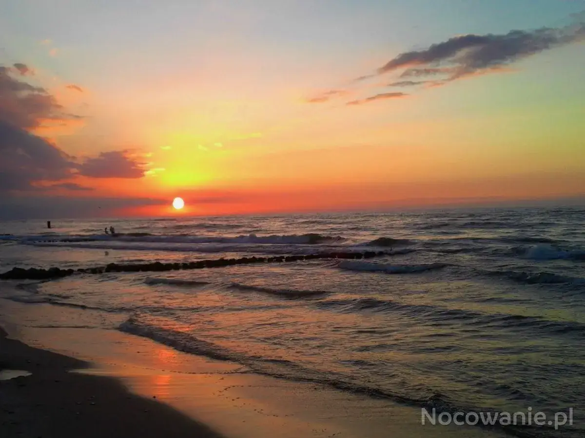 Zach&oacute;d słońca nad morzem w Sarbinowie. Piękne widoki i plaża to gł&oacute;wne sarbinowo atrakcje.