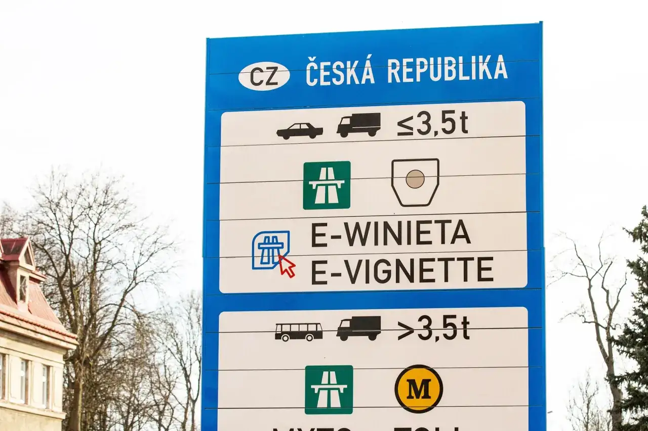 Znak informuje, ile kosztuje autostrada w Czechach dla pojazdów do i powyżej 3,5 tony. Winieta elektroniczna jest wymagana.