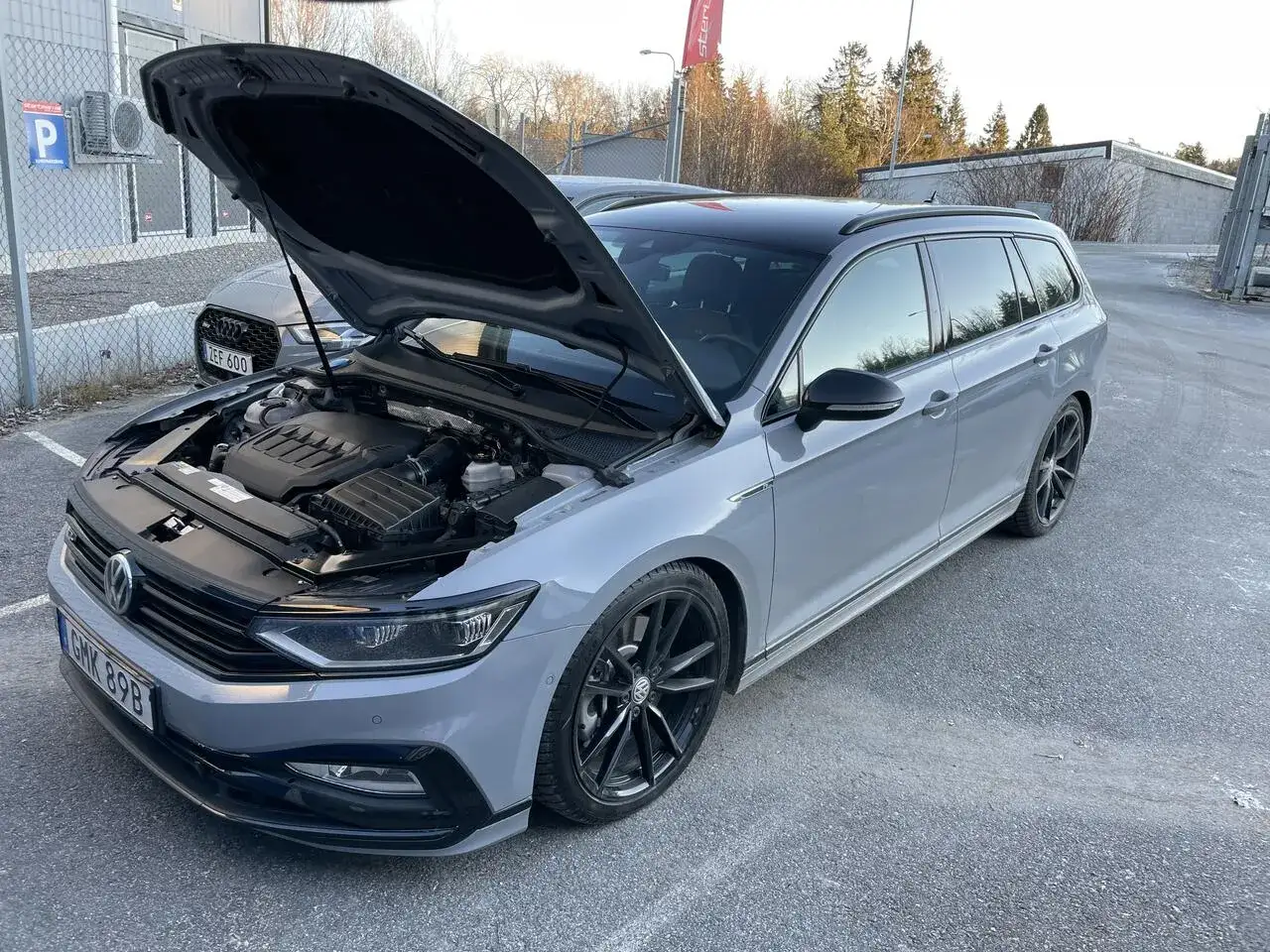 Grå Passat GTR kombi med öppen motorhuv. Snygga svarta fälgar och mörka detaljer.