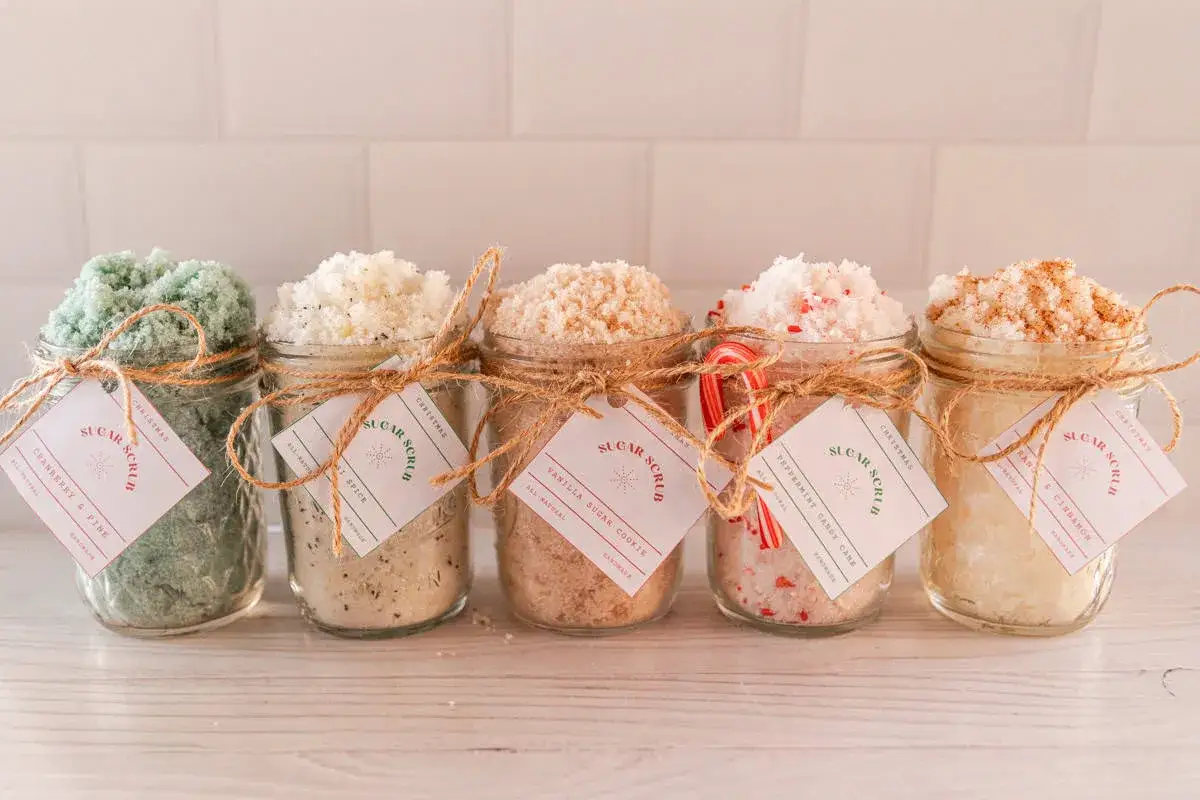 F&uuml;nf Gl&auml;ser mit selbstgemachtem Handpeeling zum Verschenken, gef&uuml;llt mit verschiedenen Zuckerpeelings in weihnachtlichen Farben und D&uuml;ften.