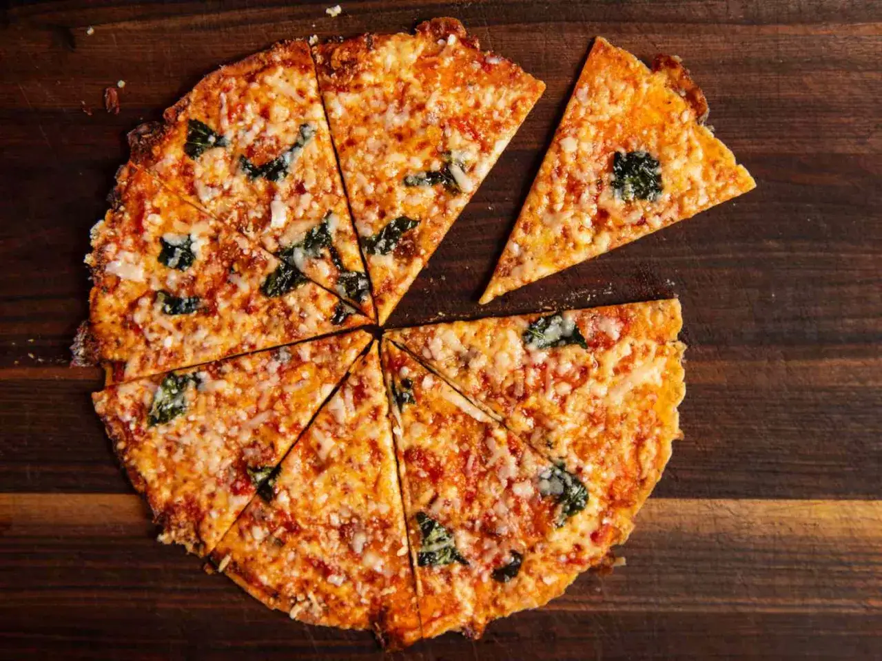 Une pizza maison coup&eacute;e en parts, pr&ecirc;te &agrave; congeler pour un repas rapide.