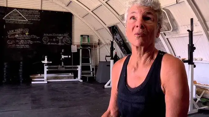 Osoby starsze trenujące CrossFit z trenerem