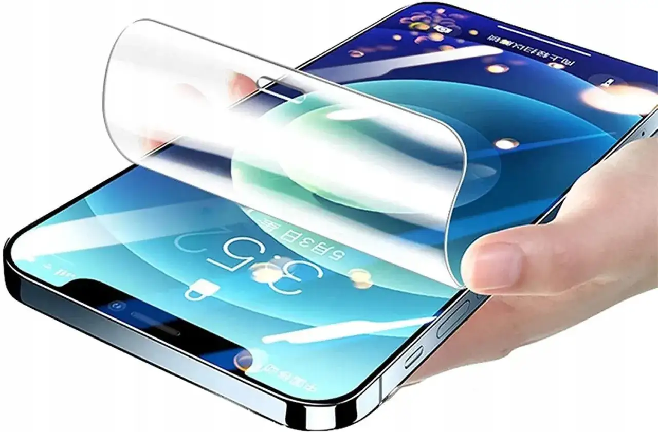 Nakładanie folii kauczukowej na ekran telefonu. Chroni przed zarysowaniami i upadkami.
