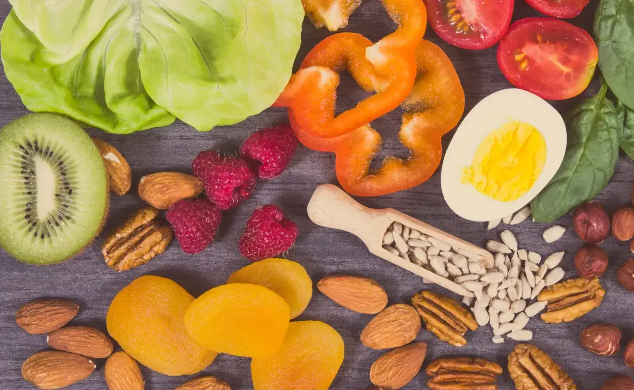 Frutta, verdura, uova e frutta secca: un mix di vitamine per rinforzare i denti e la salute generale.