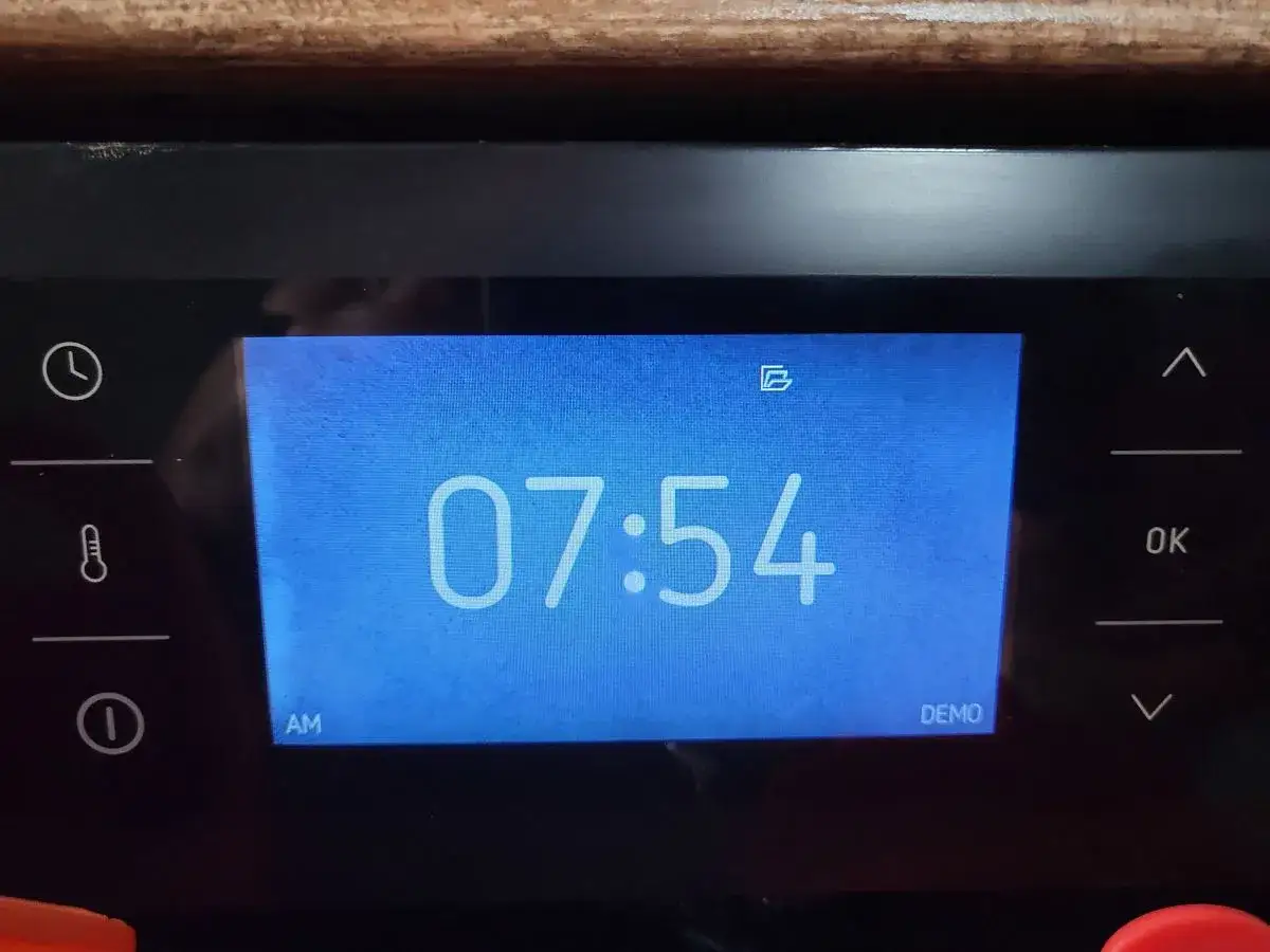 Wyświetlacz piekarnika Amica pokazuje godzinę 07:54 i tryb DEMO. Jak wyłączyć demo w piekarniku Amica?