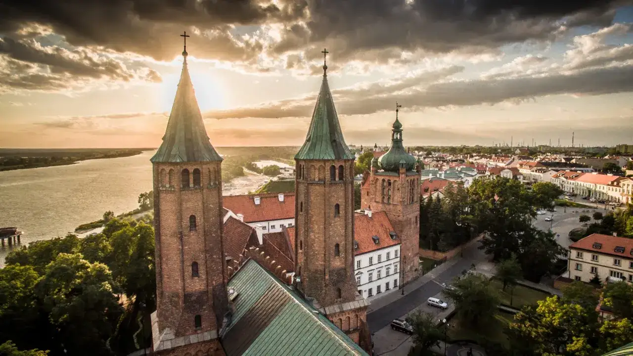 Zachód słońca nad Wisłą i katedrą w Płocku. Wspaniałe płockie atrakcje w jesiennym świetle.