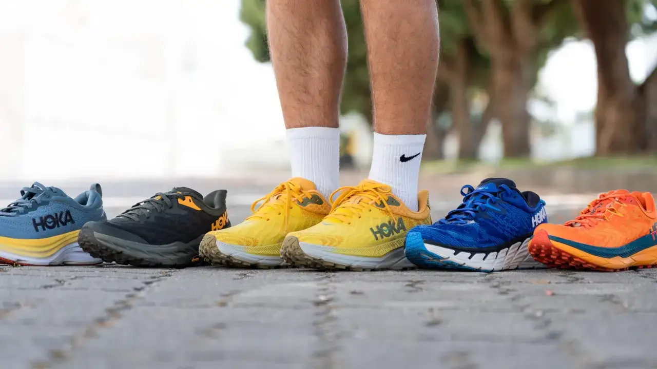 Bunte Hoka Schuhe in einer Reihe, bereit für neue Laufabenteuer. Viele positive Hoka Schuhe Erfahrungen sind mit diesen Modellen möglich.