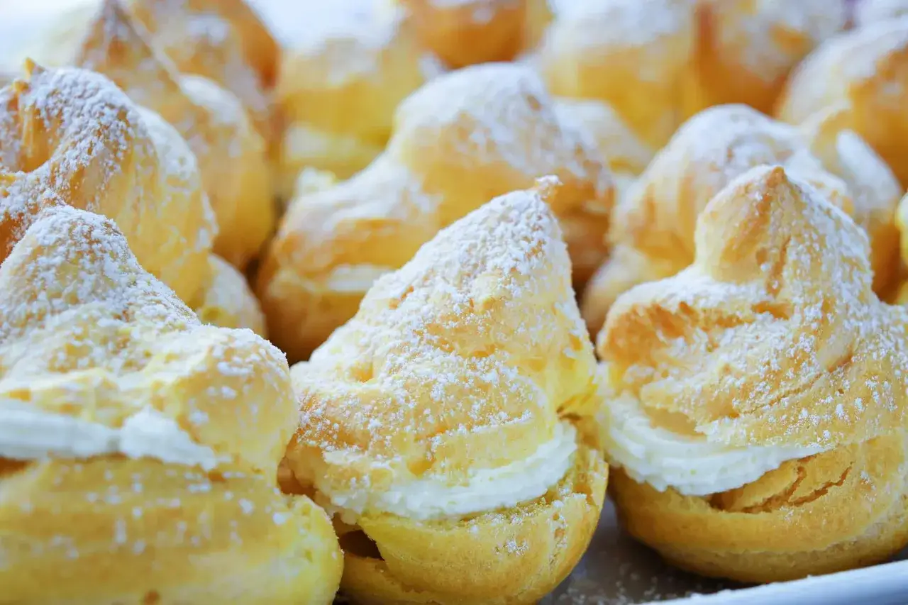 Des profiteroles de p&acirc;te &agrave; choux, garnis de cr&egrave;me et saupoudr&eacute;s de sucre glace. Un d&eacute;lice gourmand !