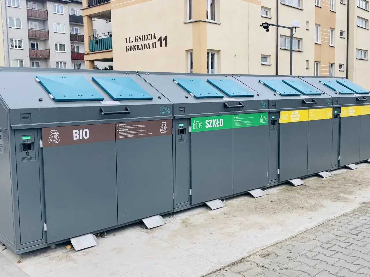 Nowoczesne kontenery do segregacji śmieci: BIO, szkło, metale i tworzywa sztuczne. Ulica Księcia Konrada II 11.