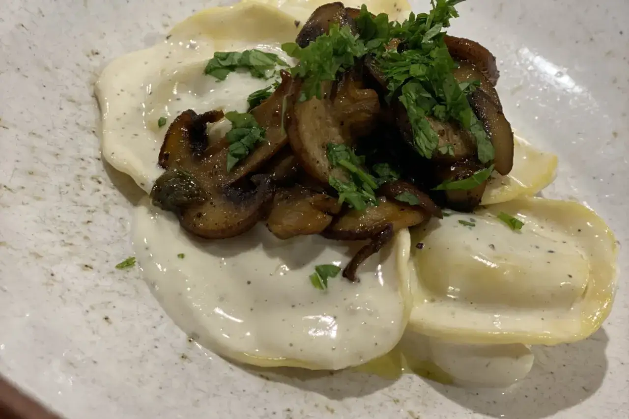 Ravioli med krämig sås och svamp, perfekt för ett enkelt ricotta recept.