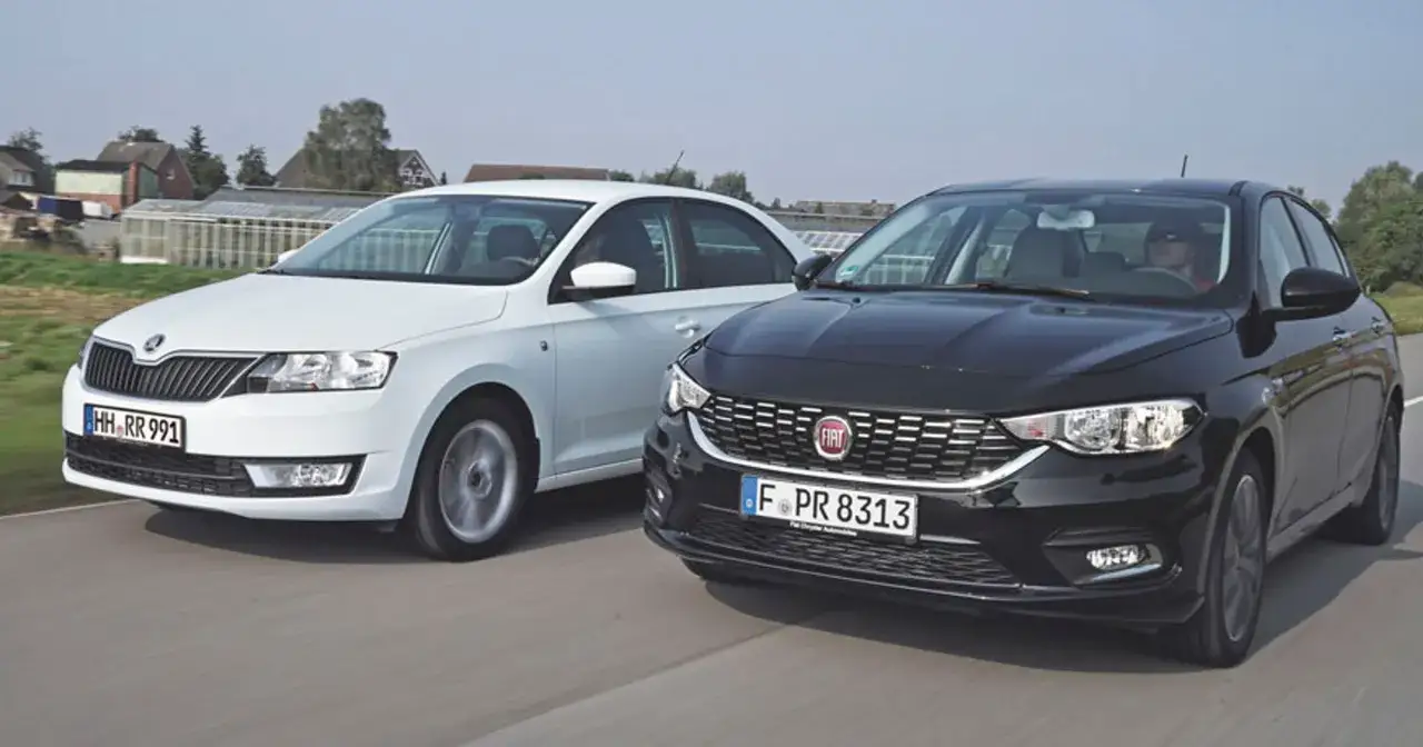 Czarny Fiat Tipo segmentu kompaktowego jedzie obok białego samochodu.