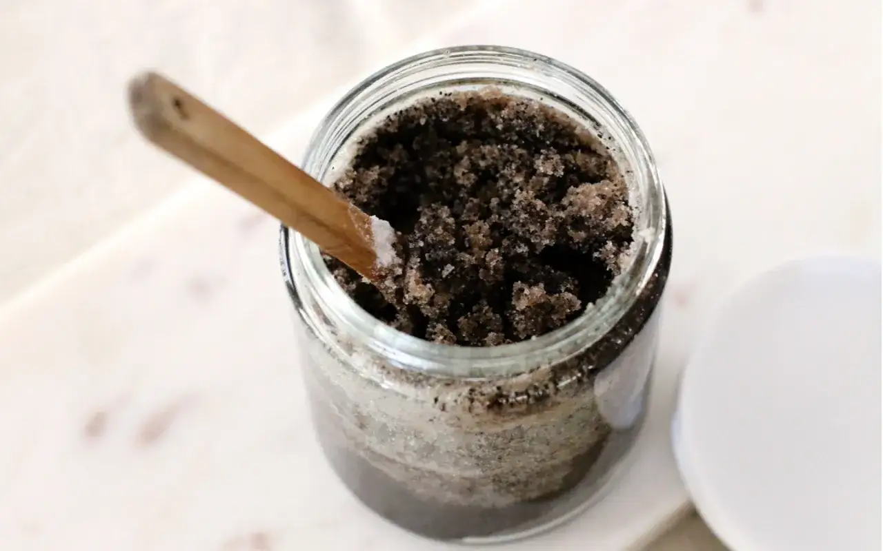 Słoik z domowym peelingiem z kawy, gotowy do użycia. Prosty spos&oacute;b, jak zrobić peeling z kawy dla gładkiej sk&oacute;ry.