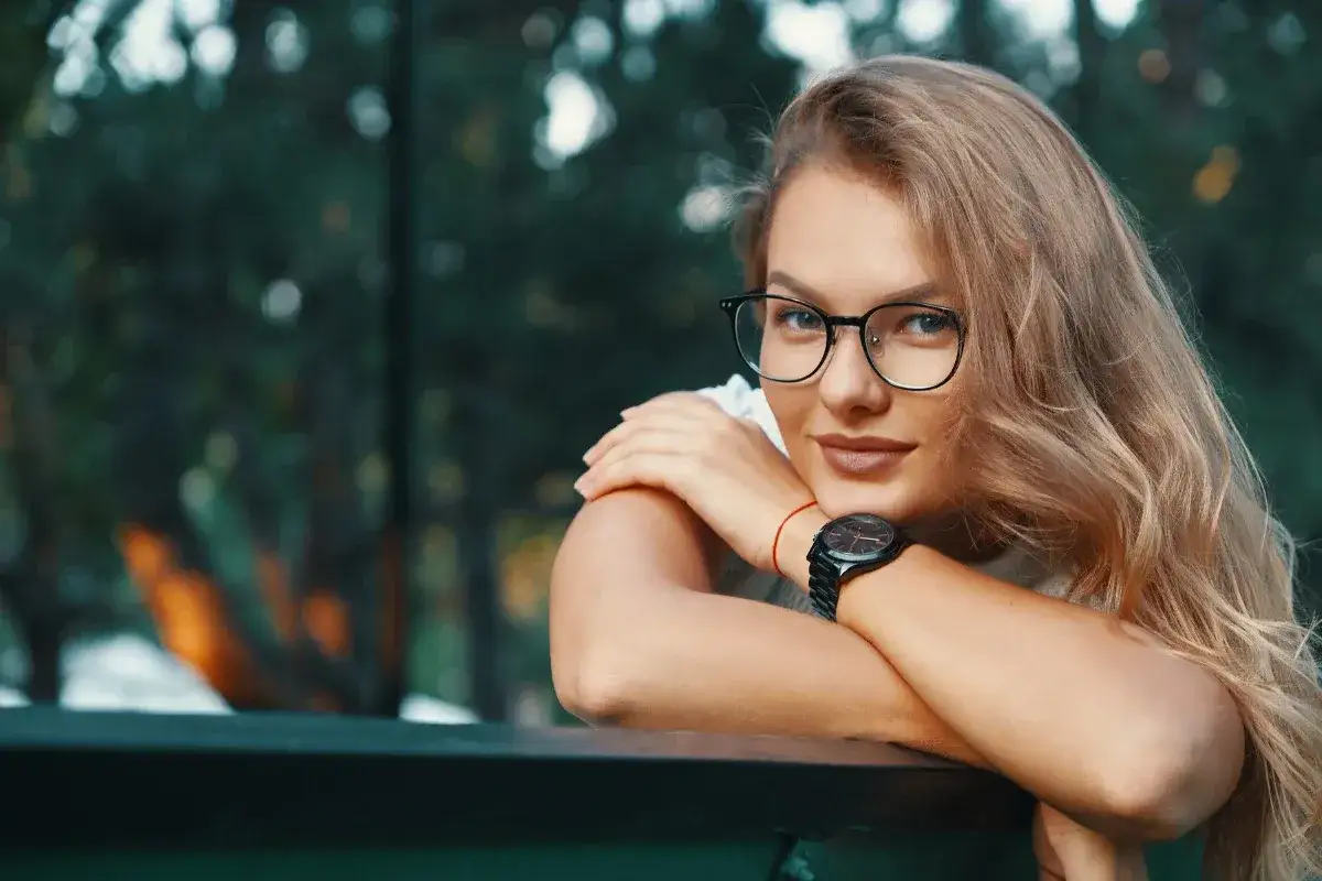kobieta pewna siebie, inteligentna, z poczuciem humoru
