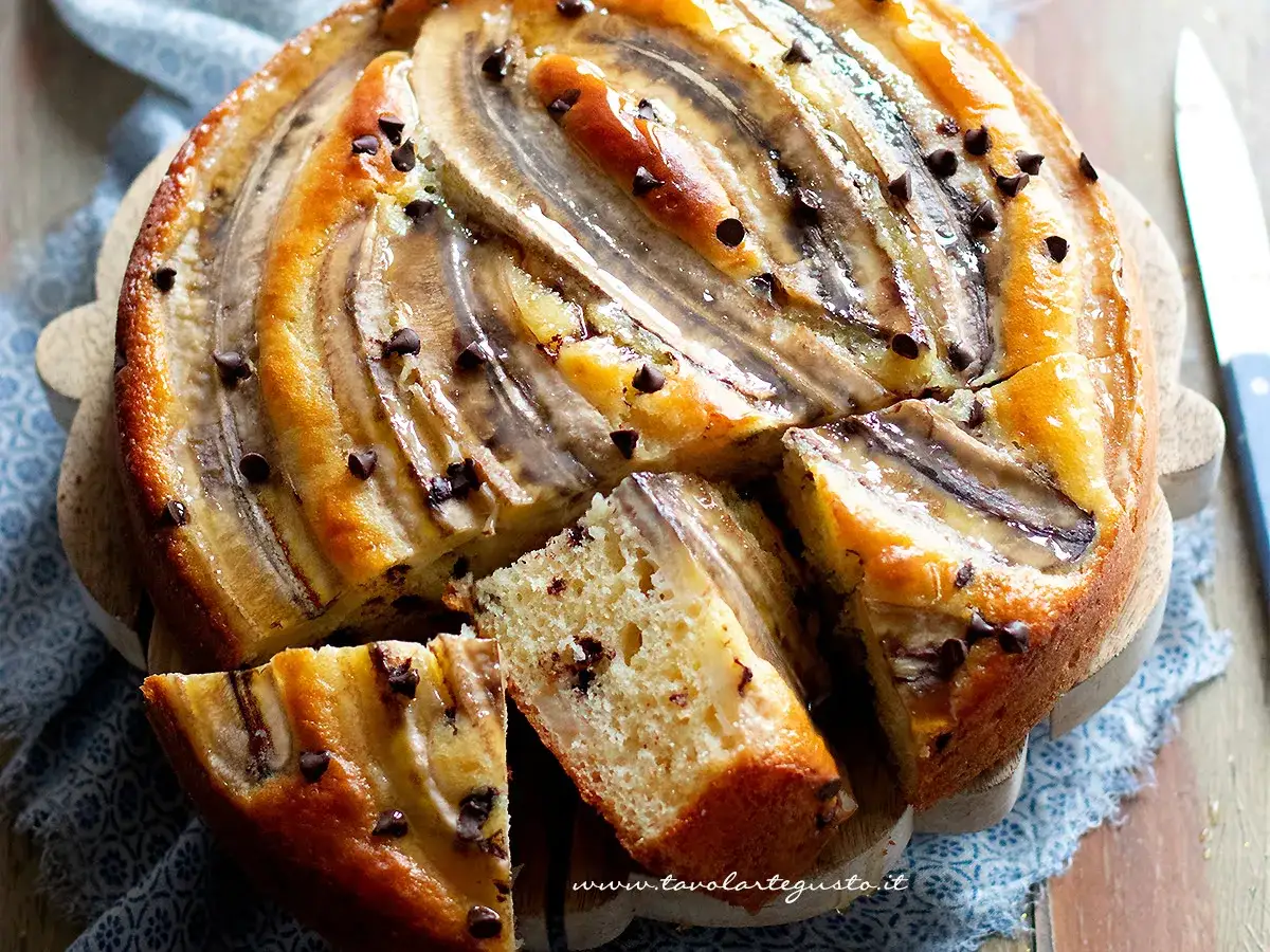 Torta soffice con banane mature e gocce di cioccolato, perfetta per ricette veloci e golose.