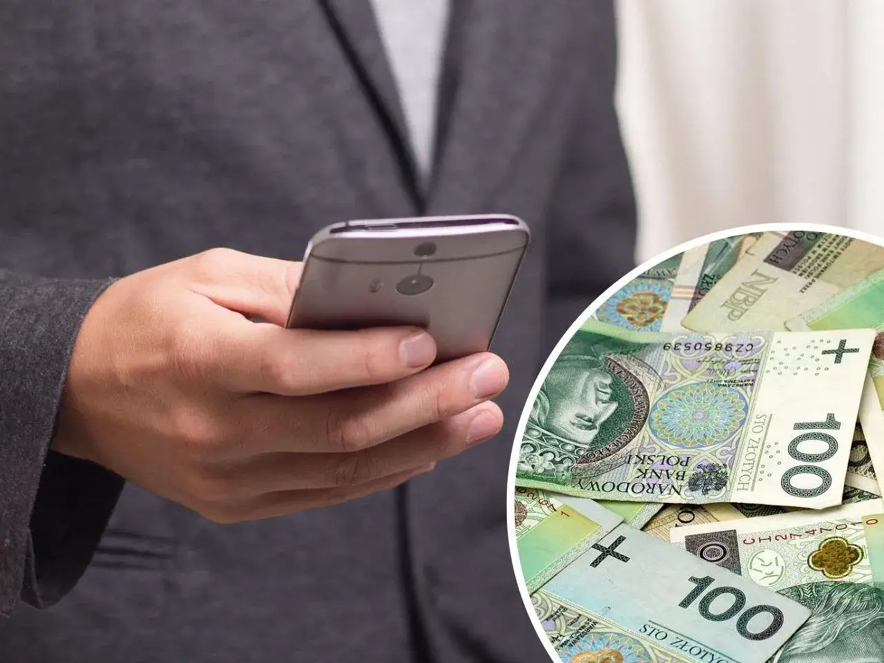Mężczyzna trzyma smartfon, a obok stos polskich banknotów 100 zł. Uważaj na oszustwa, bo scam to pułapka.