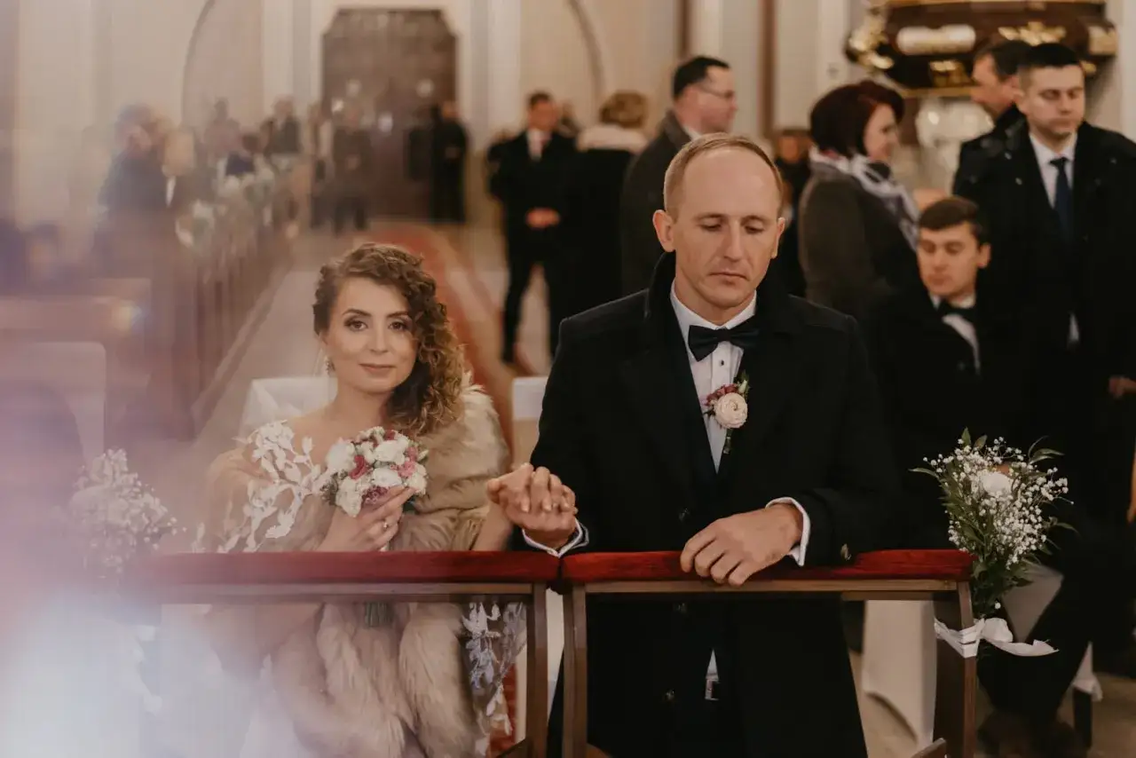 Para młoda trzyma się za ręce w kościele. Czekają na moment, gdy ich seks po ślubie stanie się rzeczywistością.