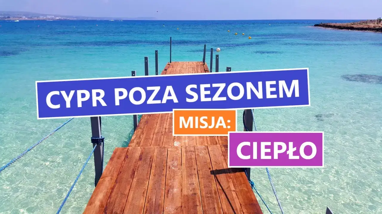 Drewniane molo prowadzi do turkusowej wody. Napisy