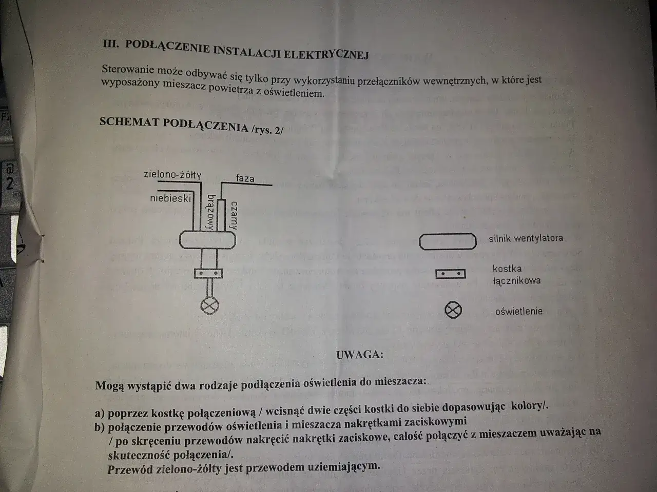 Schemat podłączenia żyrandola z wiatrakiem. Pokazuje połączenia przewodów: zielono-żółty, niebieski, brązowy, czarny.