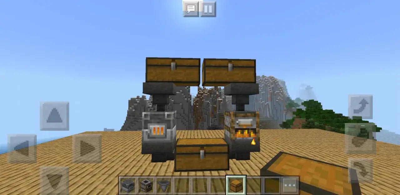Dwa automatyczne piece hutnicze w Minecraft, połączone z zasobnikami i skrzyniami, gotowe do przetopu rud.