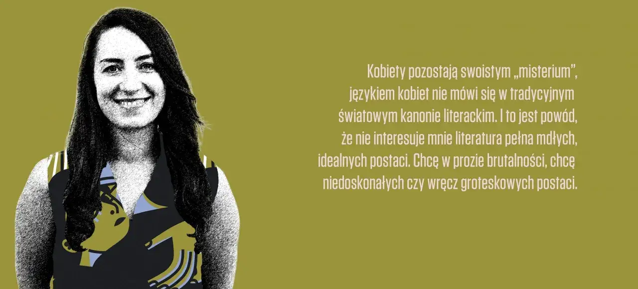 Uśmiechnięta kobieta na tle tekstu o motywie kobiety w literaturze, kt&oacute;ra szuka w niej brutalności i niedoskonałości, a nie mdłych ideał&oacute;w.
