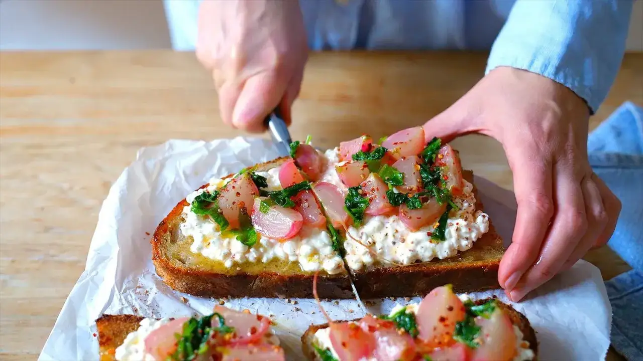 Schnittbrot mit Frischkäse und Radieschenstücken, gewürzt mit Kräutern und Chili. Ein köstlicher Snack, der Lust auf mehr macht.