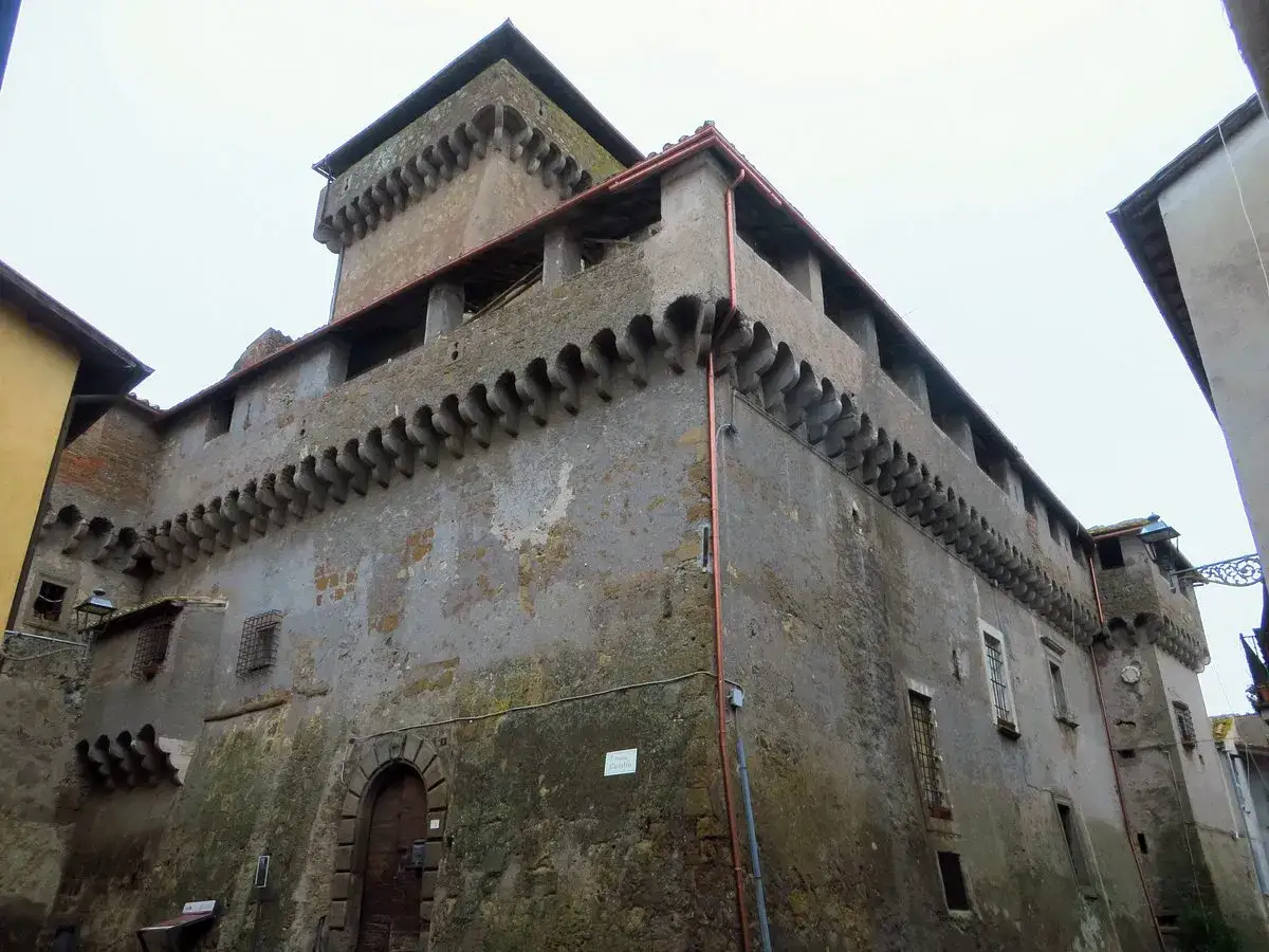 Antico castello a Carbognano, Viterbo, con merlature e torri imponenti che raccontano storie di epoche passate.