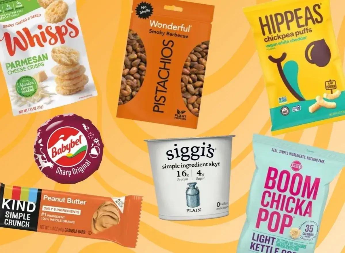 Niskokaloryczne przekąski: serowe chipsy Whisps, pistacje, Hippeas, Babybel, baton KIND, jogurt Siggi's i popcorn Boom Chicka Pop.