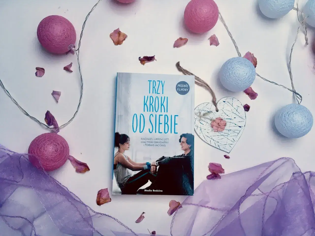 Młodzi ludzie w szpitalu trzymający się za ręce przez szybę