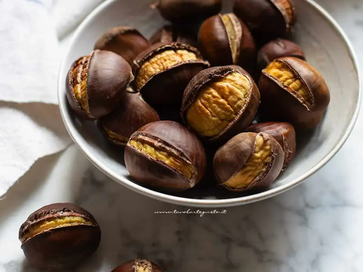 Castagne perfette cotte in friggitrice ad aria, pronte per essere gustate.