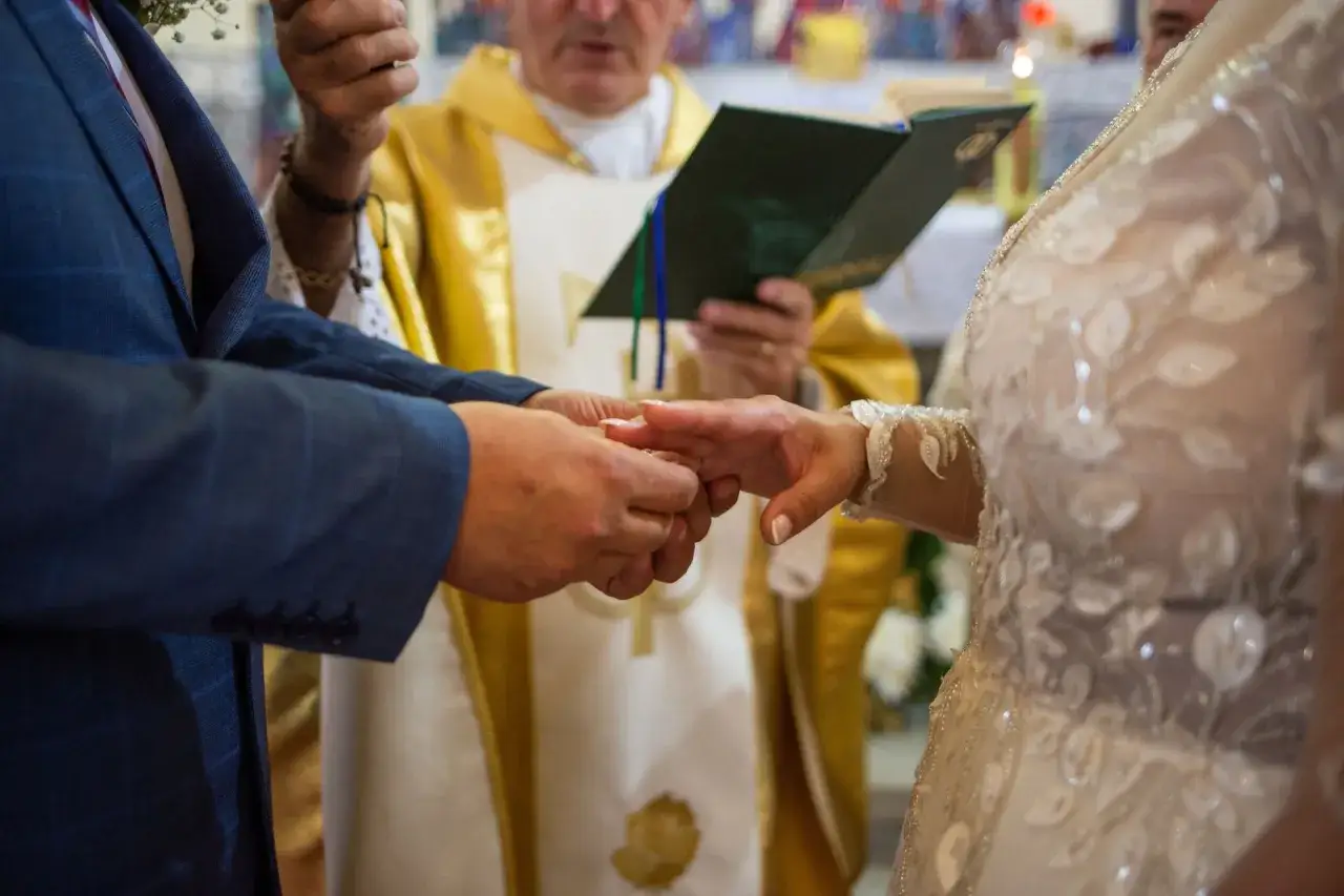 Ceremonia ślubna, podczas której ksiądz udziela błogosławieństwa. Pytanie, ile razy można wziąć ślub kościelny, pozostaje otwarte.