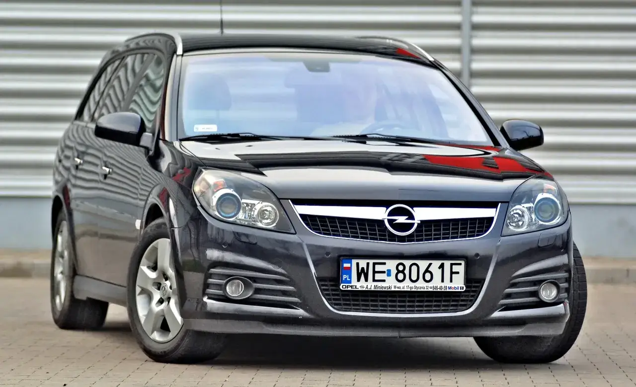 Czarny Opel Vectra kombi, idealny wybór dla szukających najbardziej ekonomiczne auto.