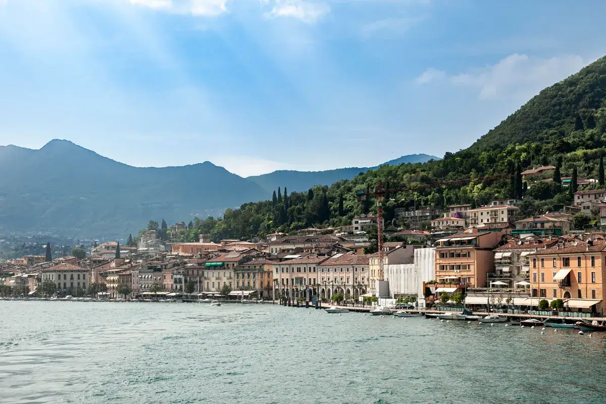 Vista del lungolago di Sal&ograve; con montagne verdi sullo sfondo. Perfetto per scoprire le cose da fare a Sal&ograve;.