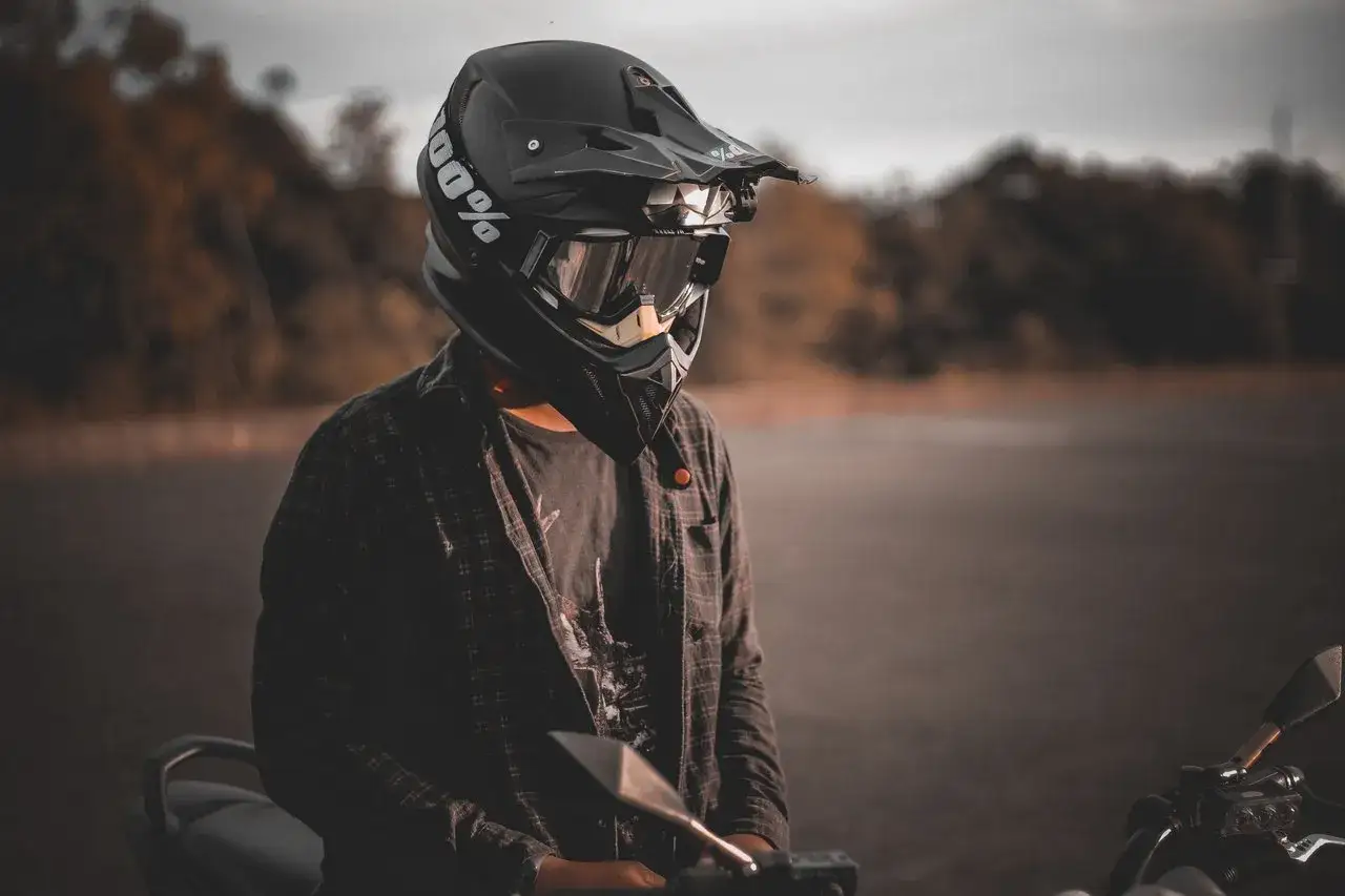 motocyklista w kasku na motocyklu, bezpieczeństwo kasku