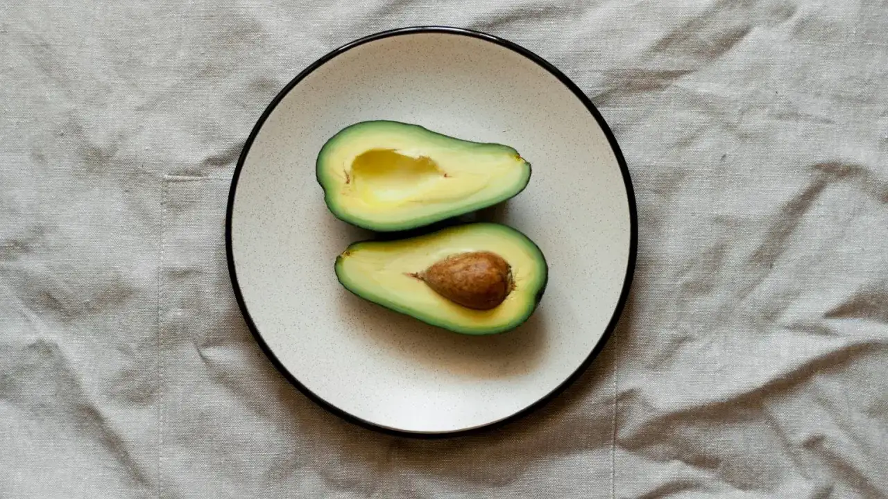 guacamole w pojemniku z folią spożywczą