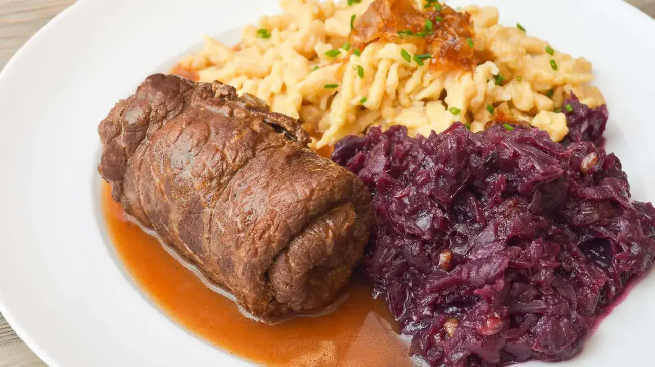 Deftiges Rinderrouladen-Rezept mit Sp&auml;tzle und Rotkohl. Ein Klassiker der deutschen K&uuml;che, der auf keinem Tisch fehlen darf.
