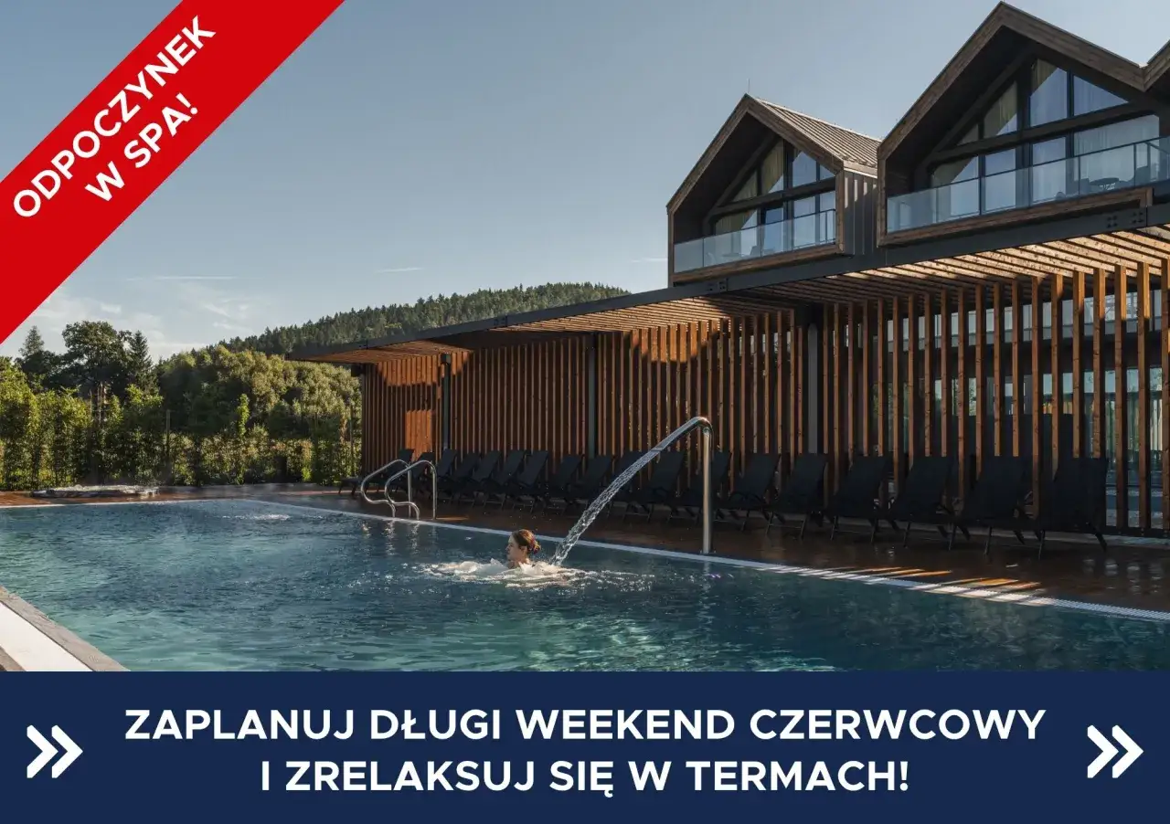 Kobieta relaksuje się w basenie zewnętrznym. Nowoczesny kompleks wypoczynkowy z basenem i leżakami, idealny na długi weekend w termach w Karkonoszach.