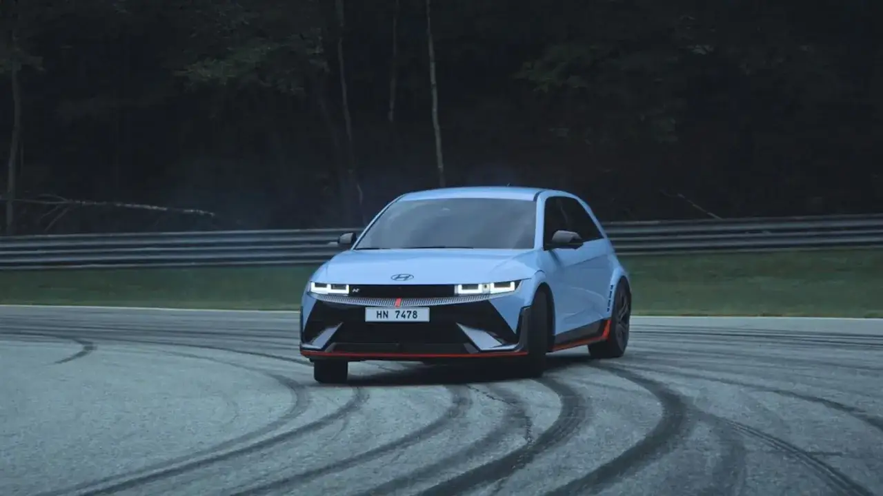 Niebieski Hyundai Ioniq 5 N na torze wyścigowym, zostawiający ślady opon.