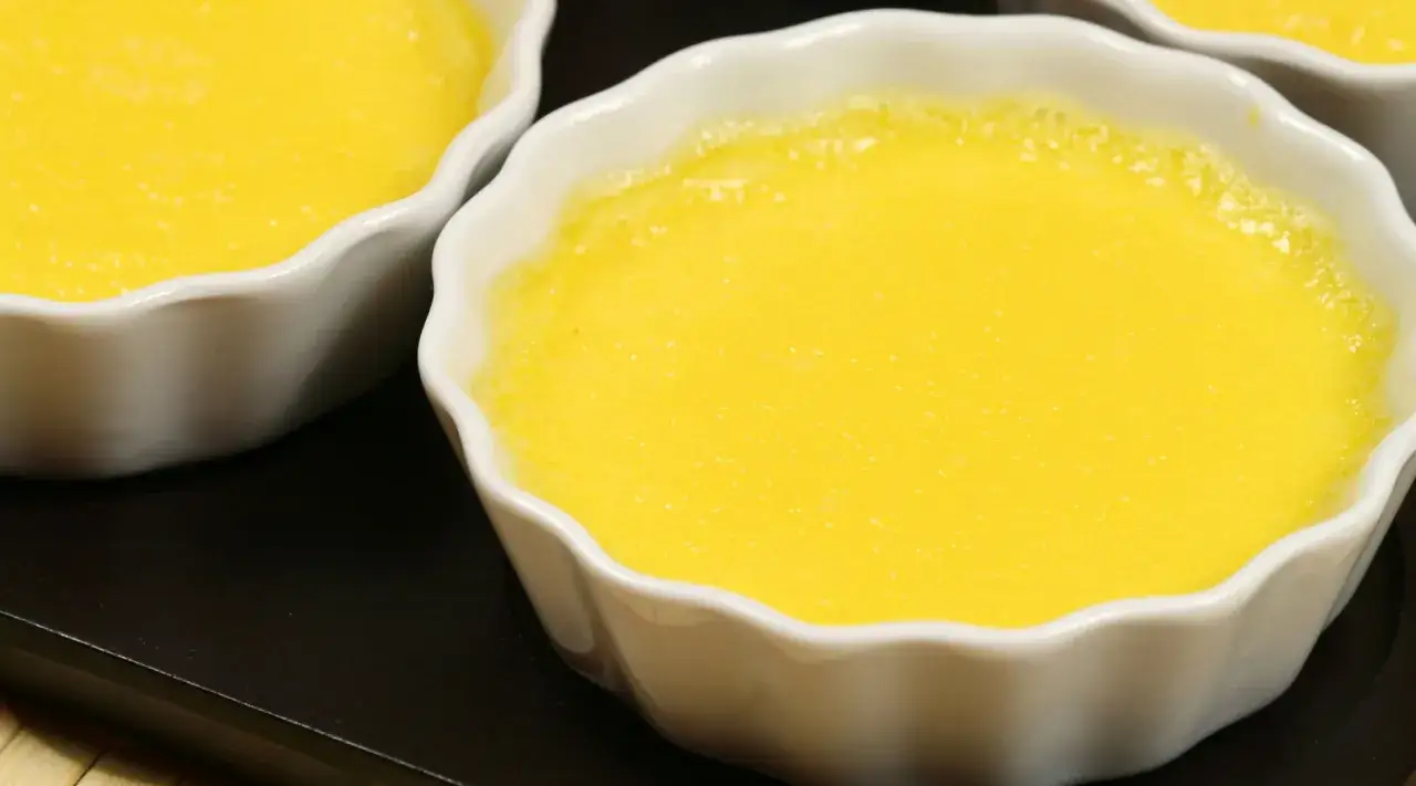 Deliziosa crema pasticcera vegana in ciotoline bianche, pronta per essere gustata.